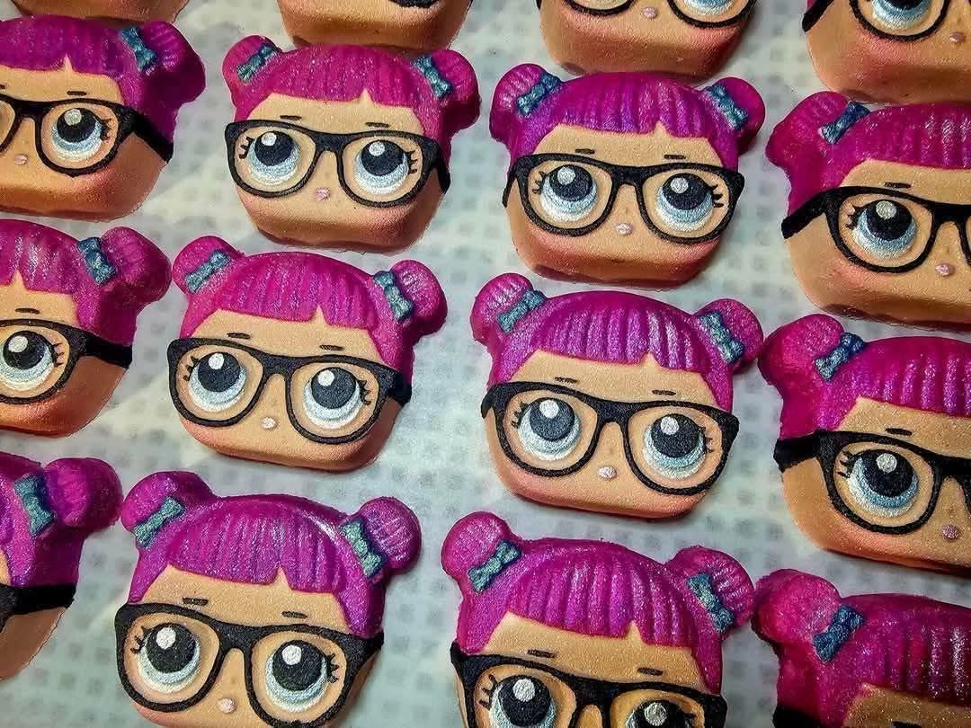 Doll with glasses bath bomb